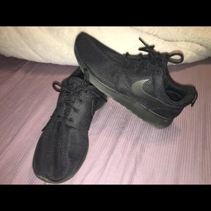 All Black Nike Roshe shoes